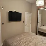 Spacious Four Bedroom Four Bathroom Flat In West Kensington