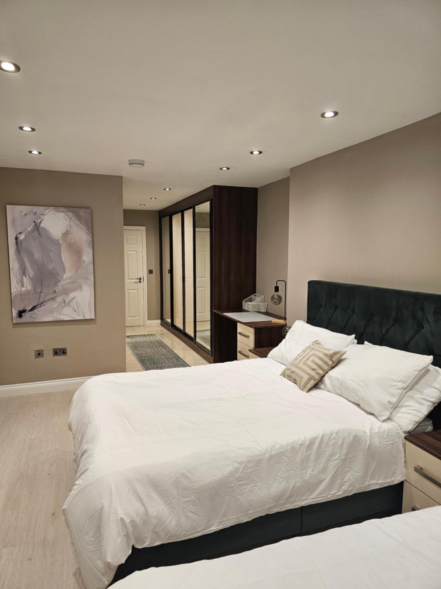Spacious Four Bedroom Four Bathroom Flat In West Kensington *