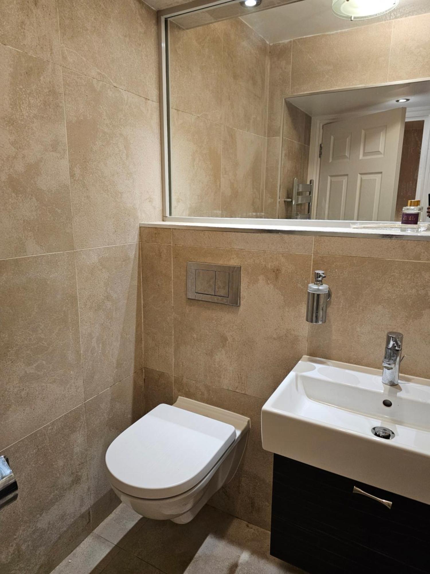 Spacious Four Bedroom Four Bathroom Flat In West Kensington * London