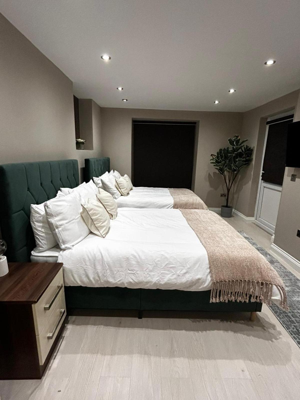 Spacious Four Bedroom Four Bathroom Flat In West Kensington Apartment *