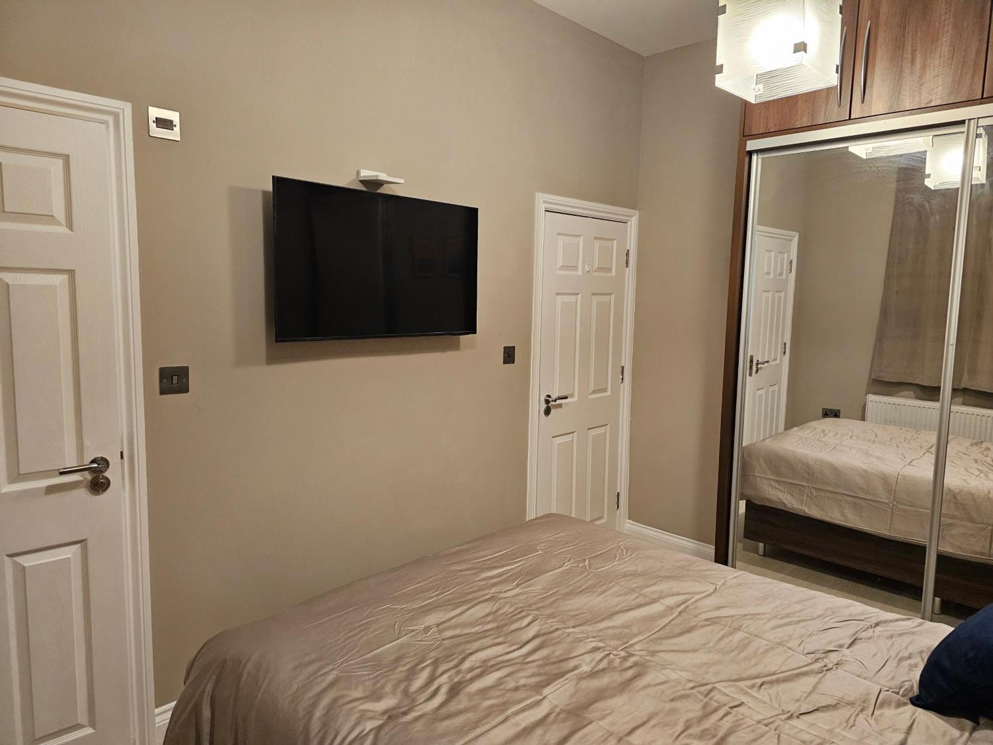 Spacious Four Bedroom Four Bathroom Flat In West Kensington *
