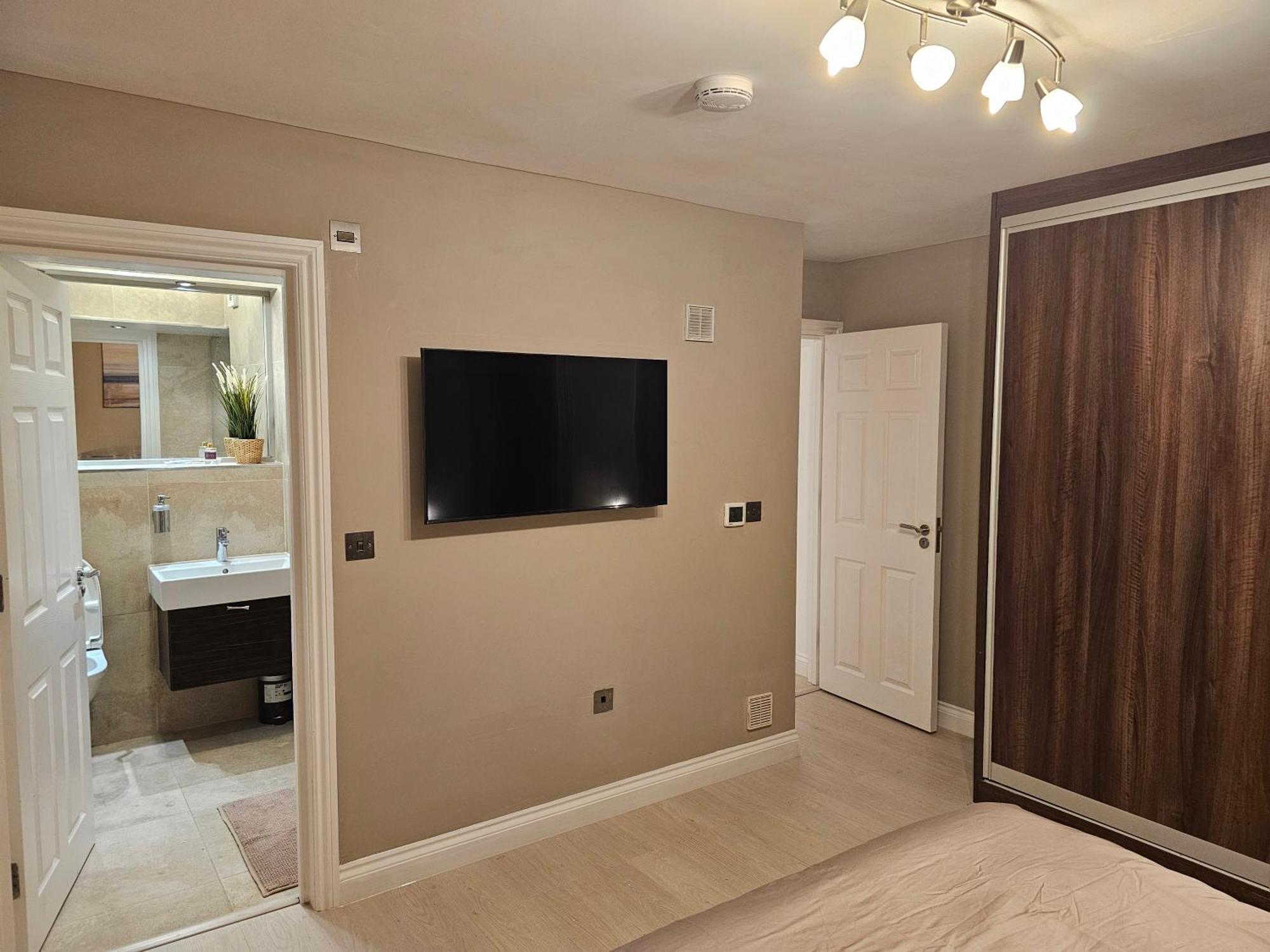 Spacious Four Bedroom Four Bathroom Flat In West Kensington Apartment *